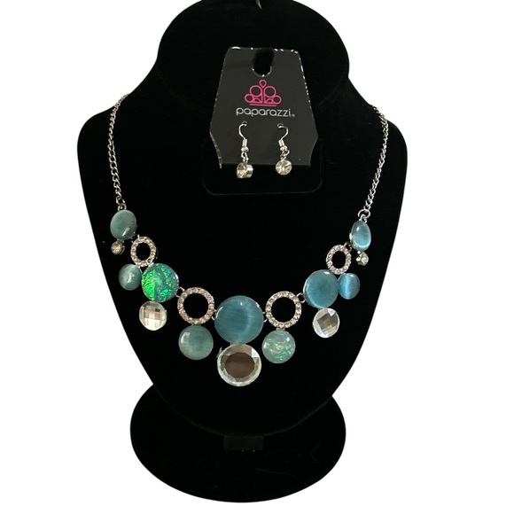 paparazzi Jewelry - Paparazzi necklace with matching earrings NEW
